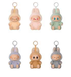 لابوبو جالسه قلادة دمية مخملية من الفينيل  – سلسلة “ذا مونسترز: بيغ إن إينرجي